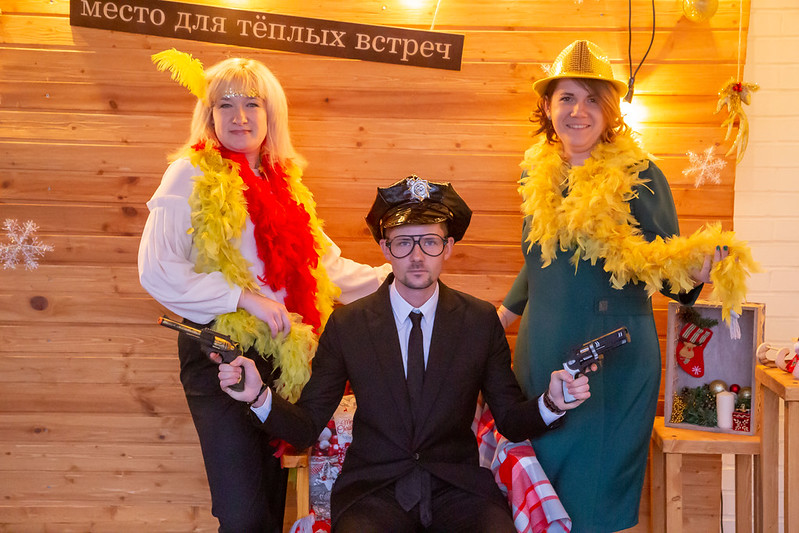 Новогоднее украшение зала для корпоратива в Омске