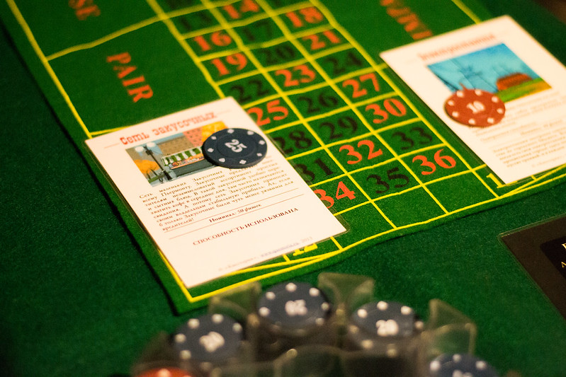 Ведущий развлекает гостей на корпоративе в Омске