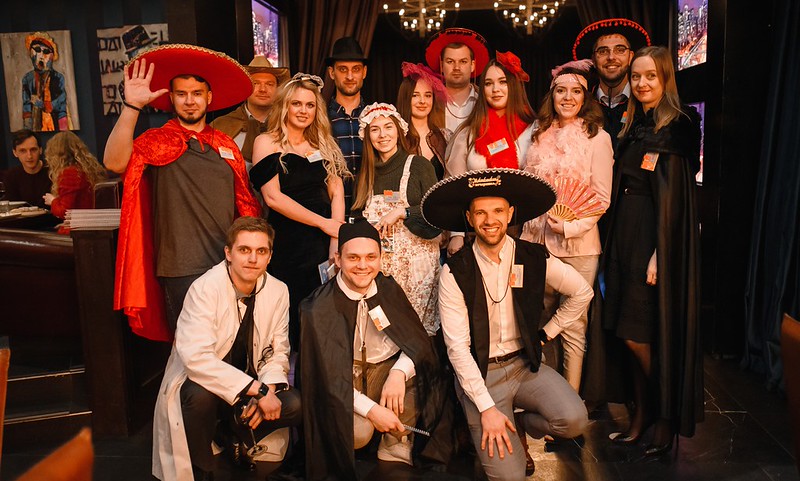 Корпоратив на Новый год в Омске — празднично украшенный банкетный зал