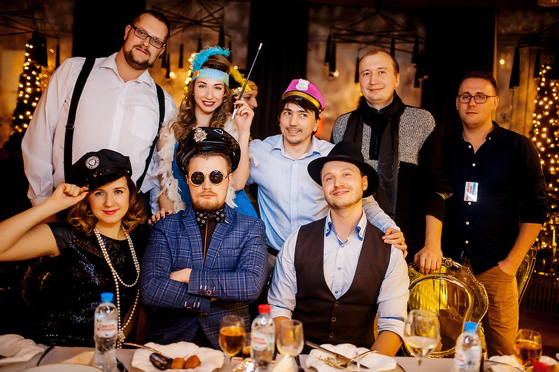 Команда компании празднует Новый год в ресторане Омске